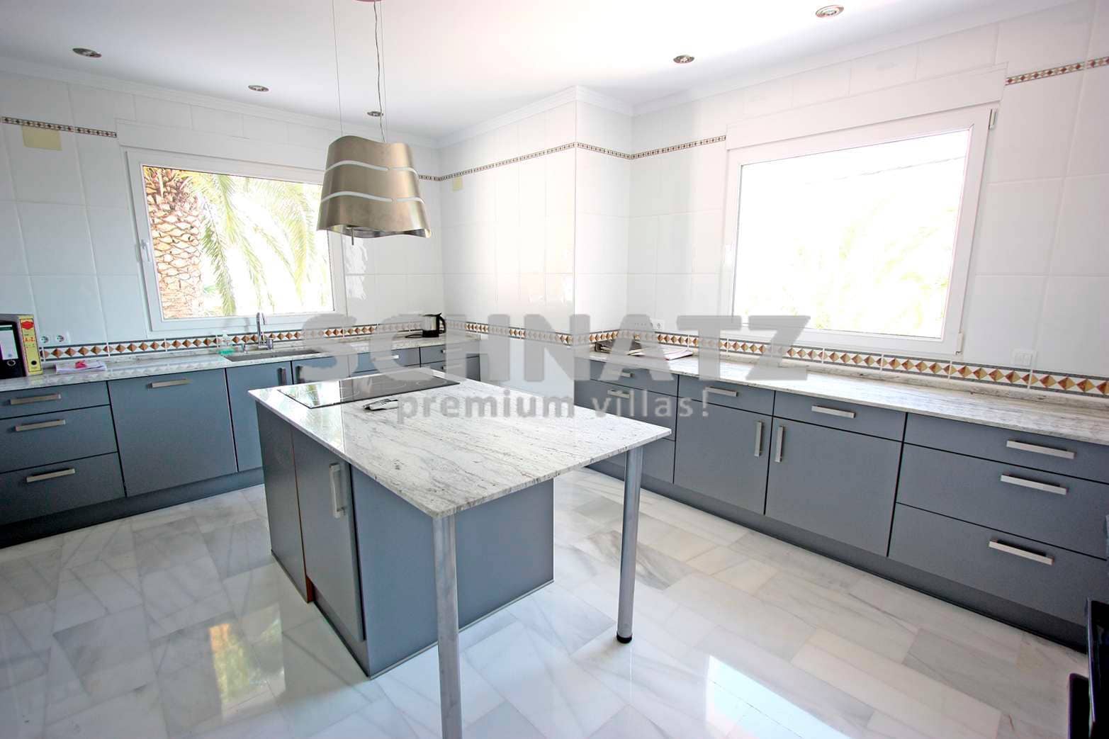 3 bedroom Villa for sale in Calpe / Calp with garage - € 795,000 (Ref: 8562141)