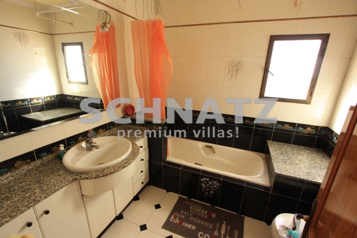 9 bedroom Villa for sale in Denia with pool garage - € 585,000 (Ref: 8562154)