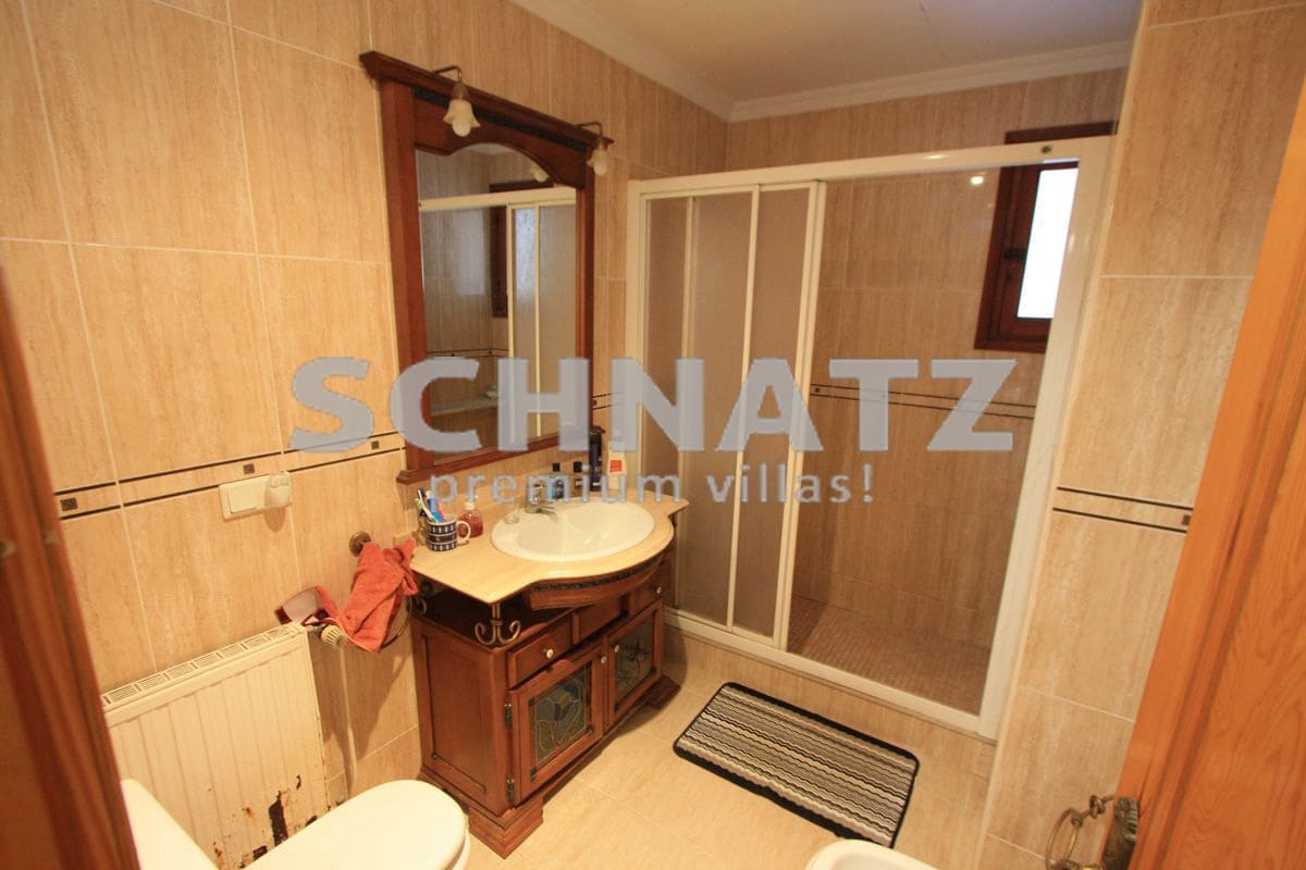 9 bedroom Villa for sale in Denia with pool garage - € 585,000 (Ref: 8562154)