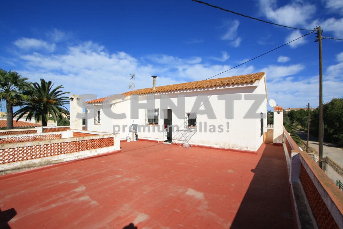 9 bedroom Villa for sale in Denia with pool garage - € 585,000 (Ref: 8562154)