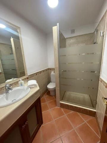 3 slaapkamer Rijtjeshuis te huur in Puerto Banus, Marbella met zwembad - € 2.200 (Ref: 8233066)