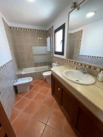 3 slaapkamer Rijtjeshuis te huur in Puerto Banus, Marbella met zwembad - € 2.200 (Ref: 8233066)