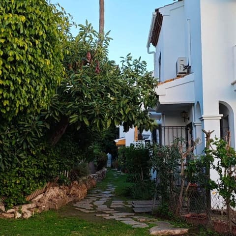 4 soveværelse Semi-Rækkehus til salg i Paraiso - Barronal, Estepona med swimmingpool - € 530.000 (Ref: 9065535)