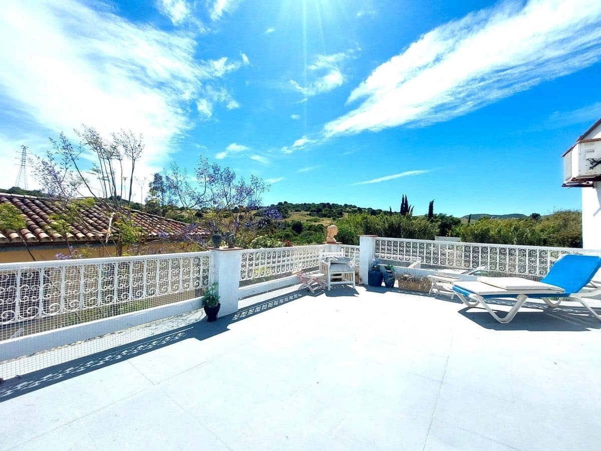 5 soveværelse Villa til salg i Estepona med swimmingpool - € 795.000 (Ref: 9068425)
