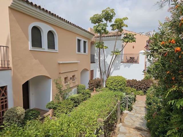3 soverom Kjedet enebolig til salgs i Los Arqueros - Puerto del Almendro, Benahavís med svømmebasseng garasje - € 895 000 (Ref: 9129443)