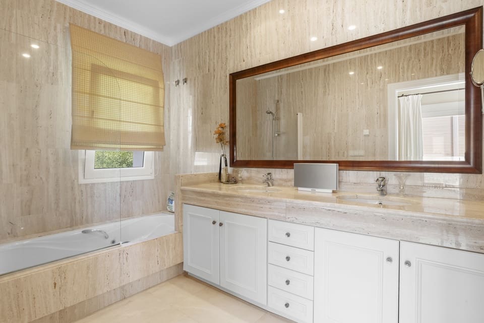 6 soverom Hus til salgs i Estepona med garasje - € 2 690 000 (Ref: 10133587)