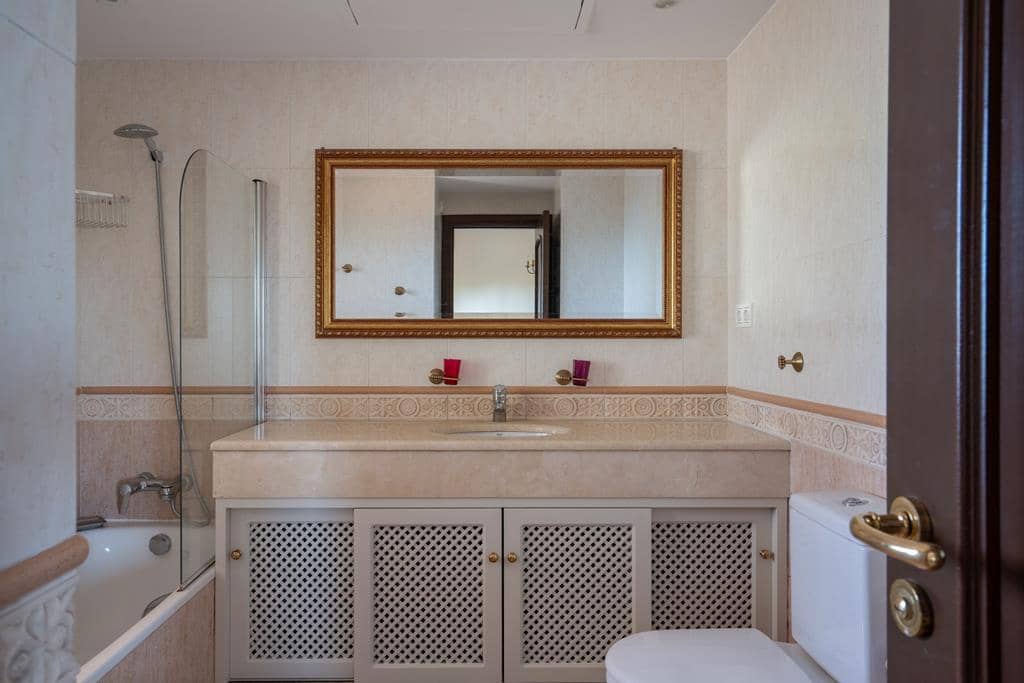 4 Zimmer Villa zu verkaufen in Marbella mit Pool Garage - 2.250.000 € (Ref: 10140184)