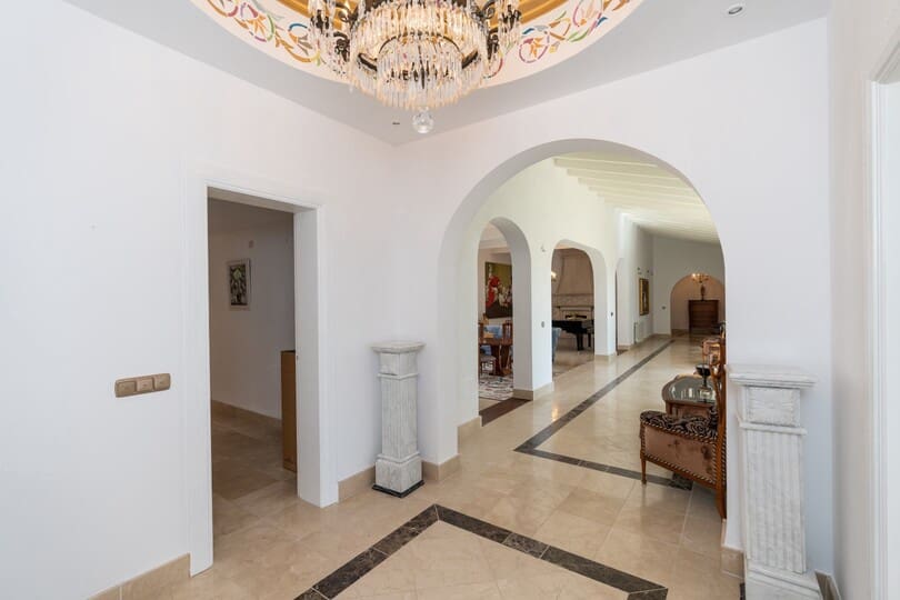 5 bedroom Villa for sale in Benahavis with pool garage - € 1,900,000 (Ref: 10155760)