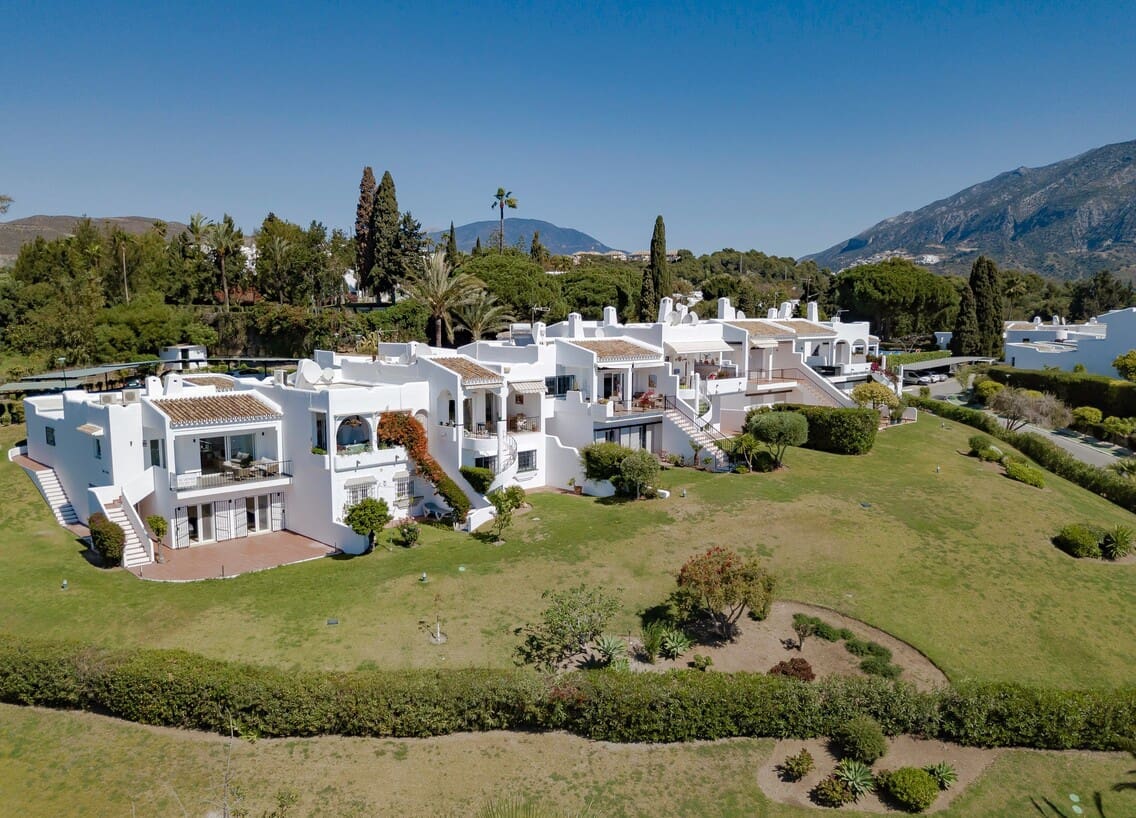 4 bedroom Terraced Villa for sale in Marbella with pool - € 995,000 (Ref: 10168803)