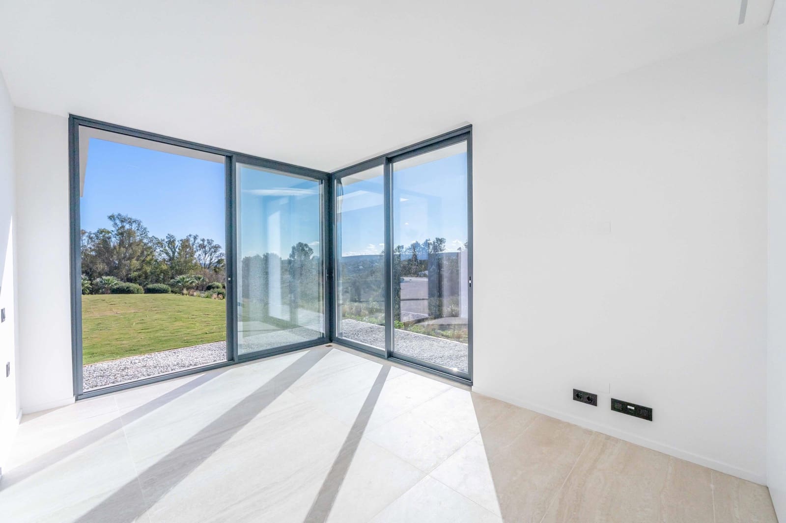 5 bedroom Villa for sale in Sotogrande with pool garage - € 3,350,000 (Ref: 10185219)