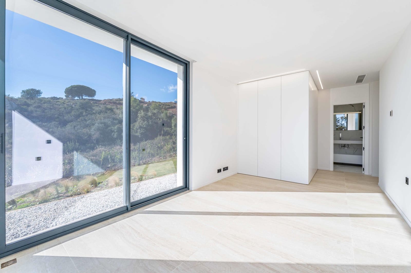 5 bedroom Villa for sale in Sotogrande with pool garage - € 3,350,000 (Ref: 10185219)