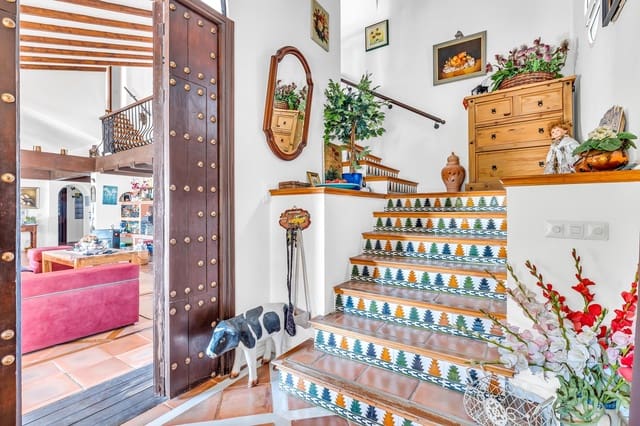 5 makuuhuone Huvila myytävänä paikassa Las Lomas, Estepona mukana uima-altaan - 1 175 000 € (Ref: 8044334)