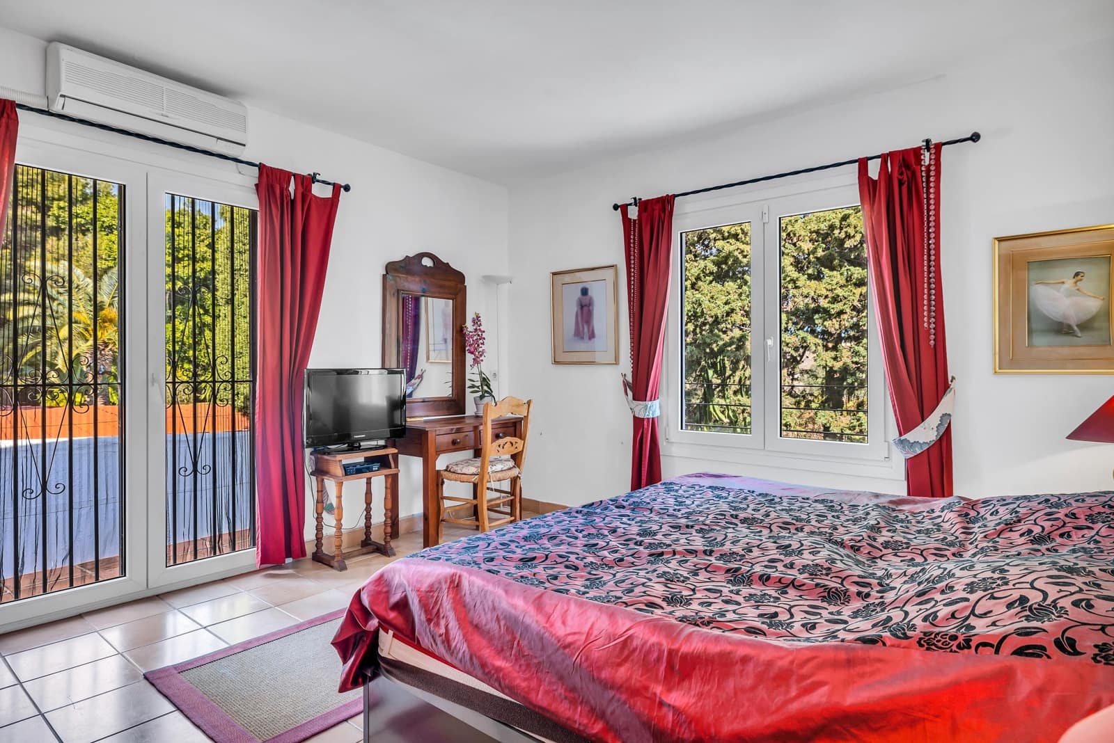 5 bedroom Villa for sale in Estepona with pool - € 1,175,000 (Ref: 8044334)