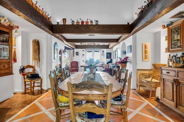5 makuuhuone Huvila myytävänä paikassa Las Lomas, Estepona mukana uima-altaan - 1 175 000 € (Ref: 8044334)
