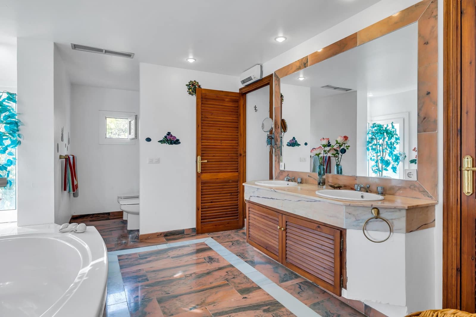 5 bedroom Villa for sale in Estepona with pool - € 1,175,000 (Ref: 8044334)