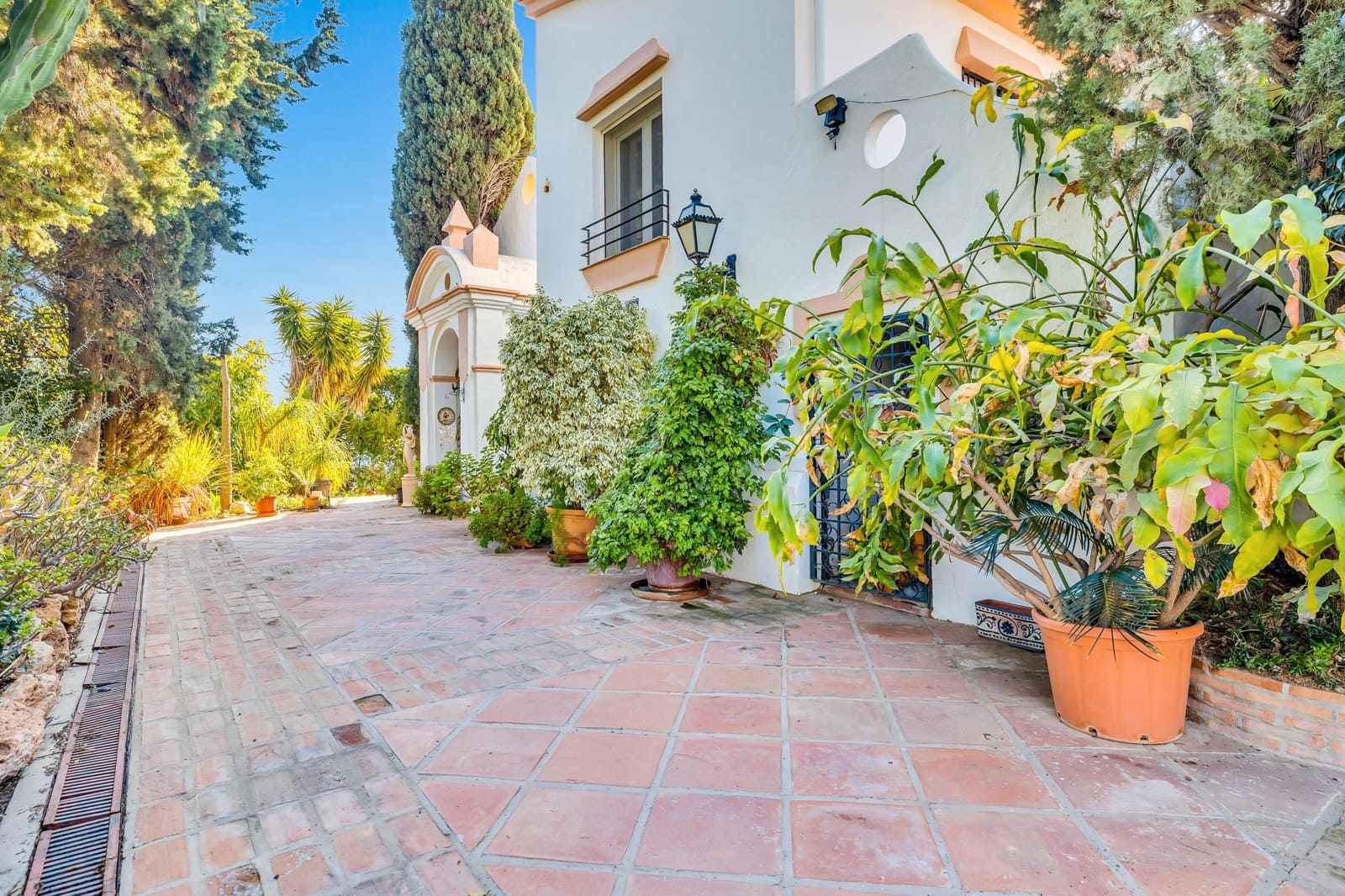 5 bedroom Villa for sale in Estepona with pool - € 1,175,000 (Ref: 8044334)