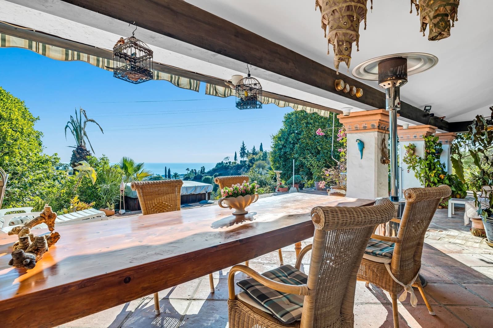 5 bedroom Villa for sale in Estepona with pool - € 1,175,000 (Ref: 8044334)