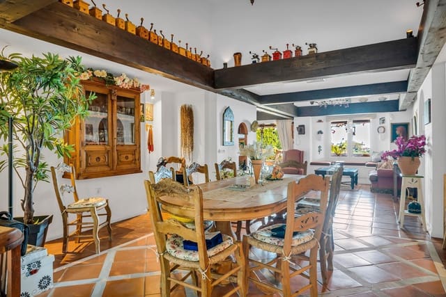 5 makuuhuone Huvila myytävänä paikassa Las Lomas, Estepona mukana uima-altaan - 1 175 000 € (Ref: 8044334)