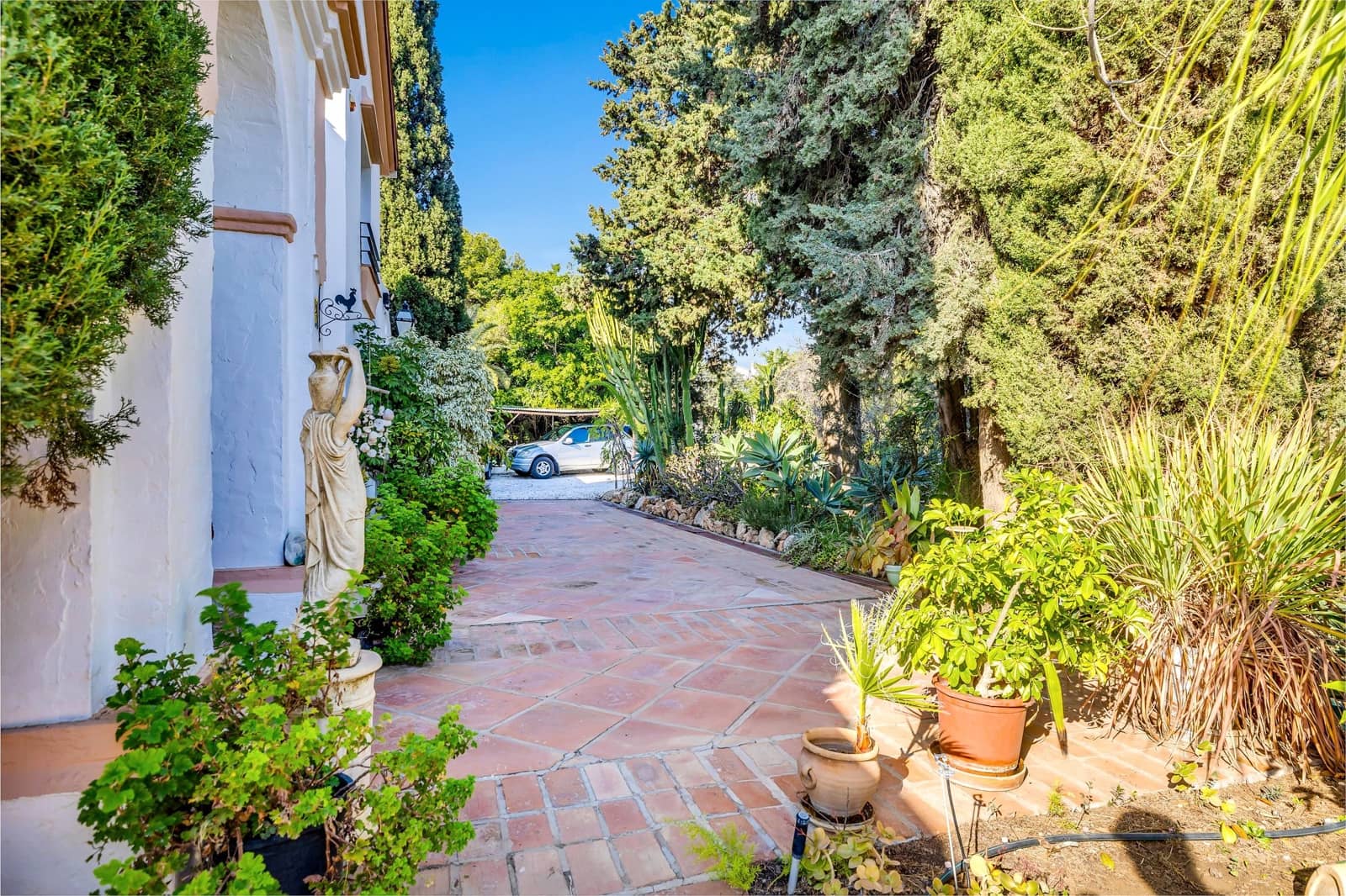 5 bedroom Villa for sale in Estepona with pool - € 1,175,000 (Ref: 8044334)