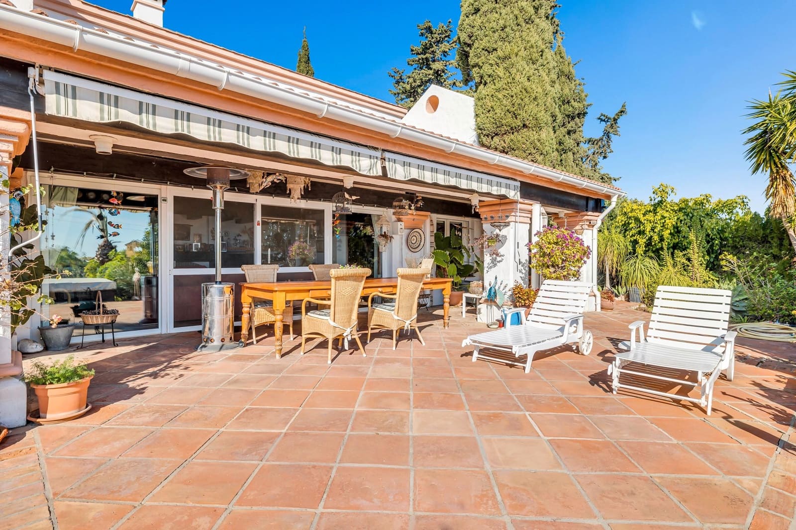 5 bedroom Villa for sale in Estepona with pool - € 1,175,000 (Ref: 8044334)