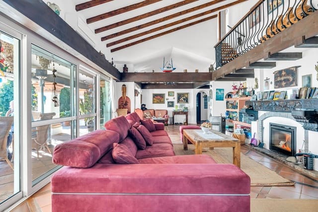 5 makuuhuone Huvila myytävänä paikassa Las Lomas, Estepona mukana uima-altaan - 1 175 000 € (Ref: 8044334)