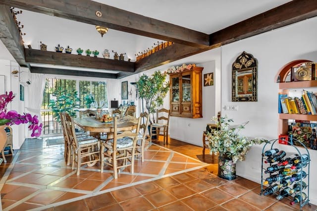 5 makuuhuone Huvila myytävänä paikassa Las Lomas, Estepona mukana uima-altaan - 1 175 000 € (Ref: 8044334)