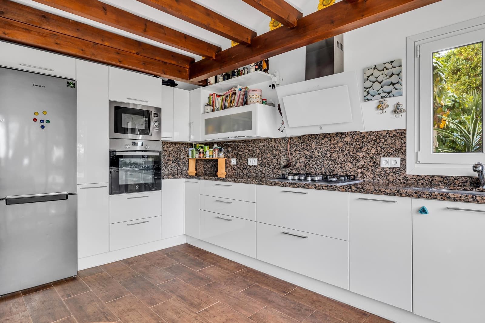 5 bedroom Villa for sale in Estepona with pool - € 1,175,000 (Ref: 8044334)