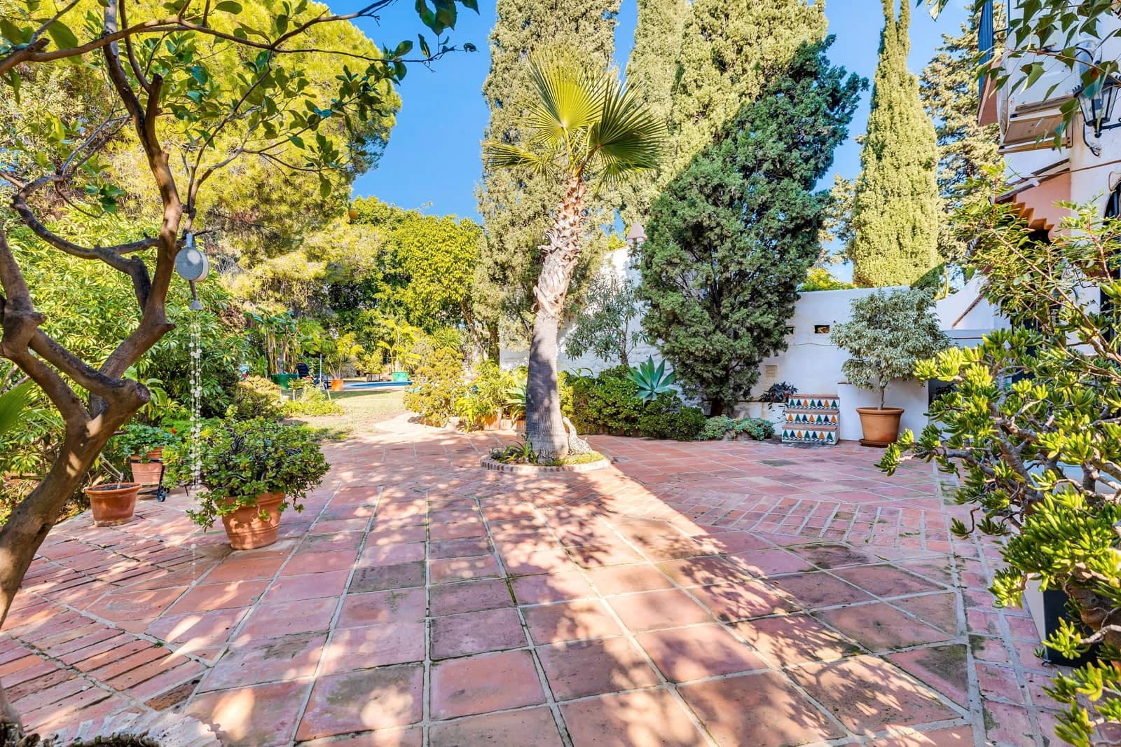 5 bedroom Villa for sale in Estepona with pool - € 1,175,000 (Ref: 8044334)
