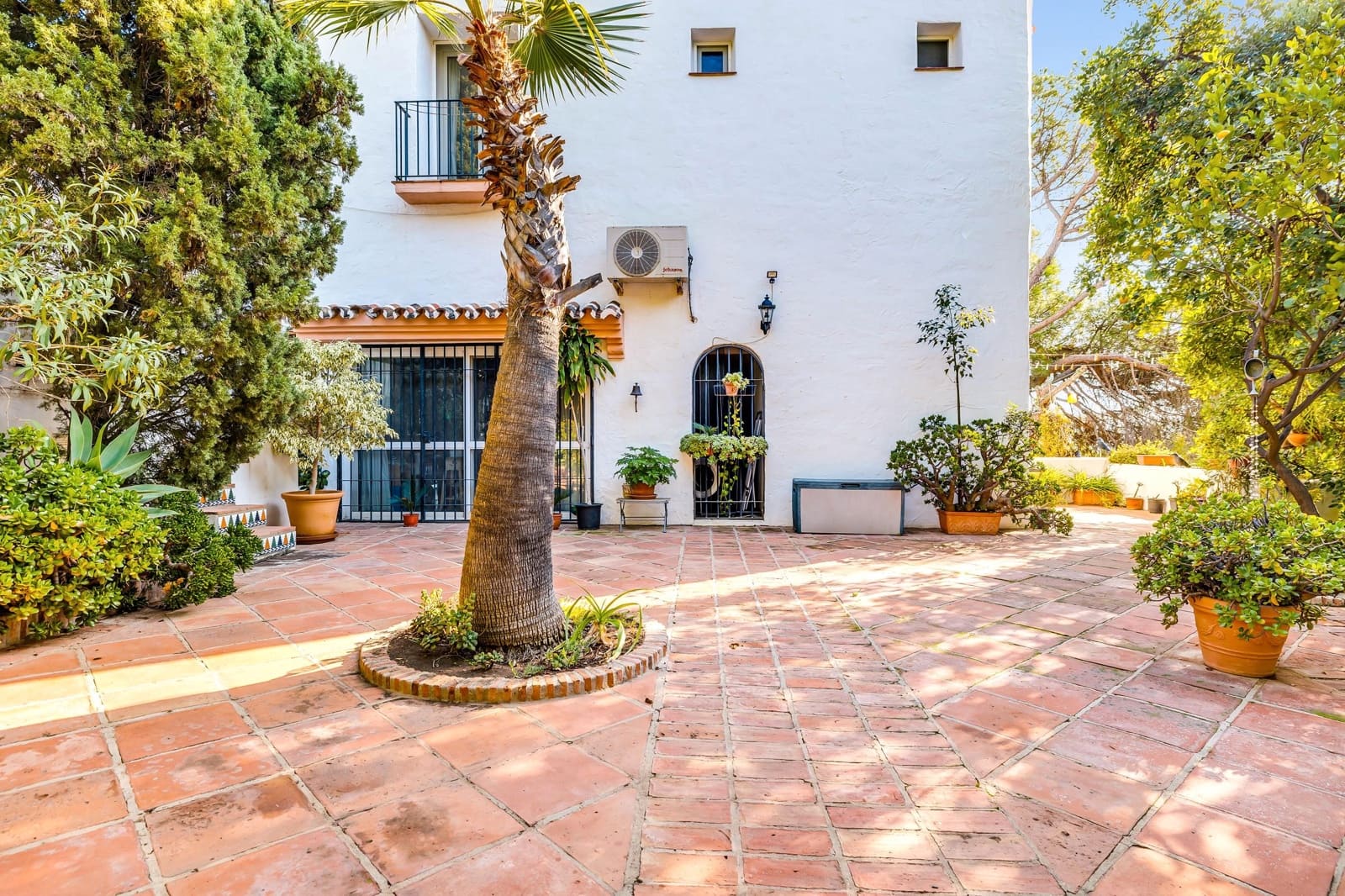 5 bedroom Villa for sale in Estepona with pool - € 1,175,000 (Ref: 8044334)