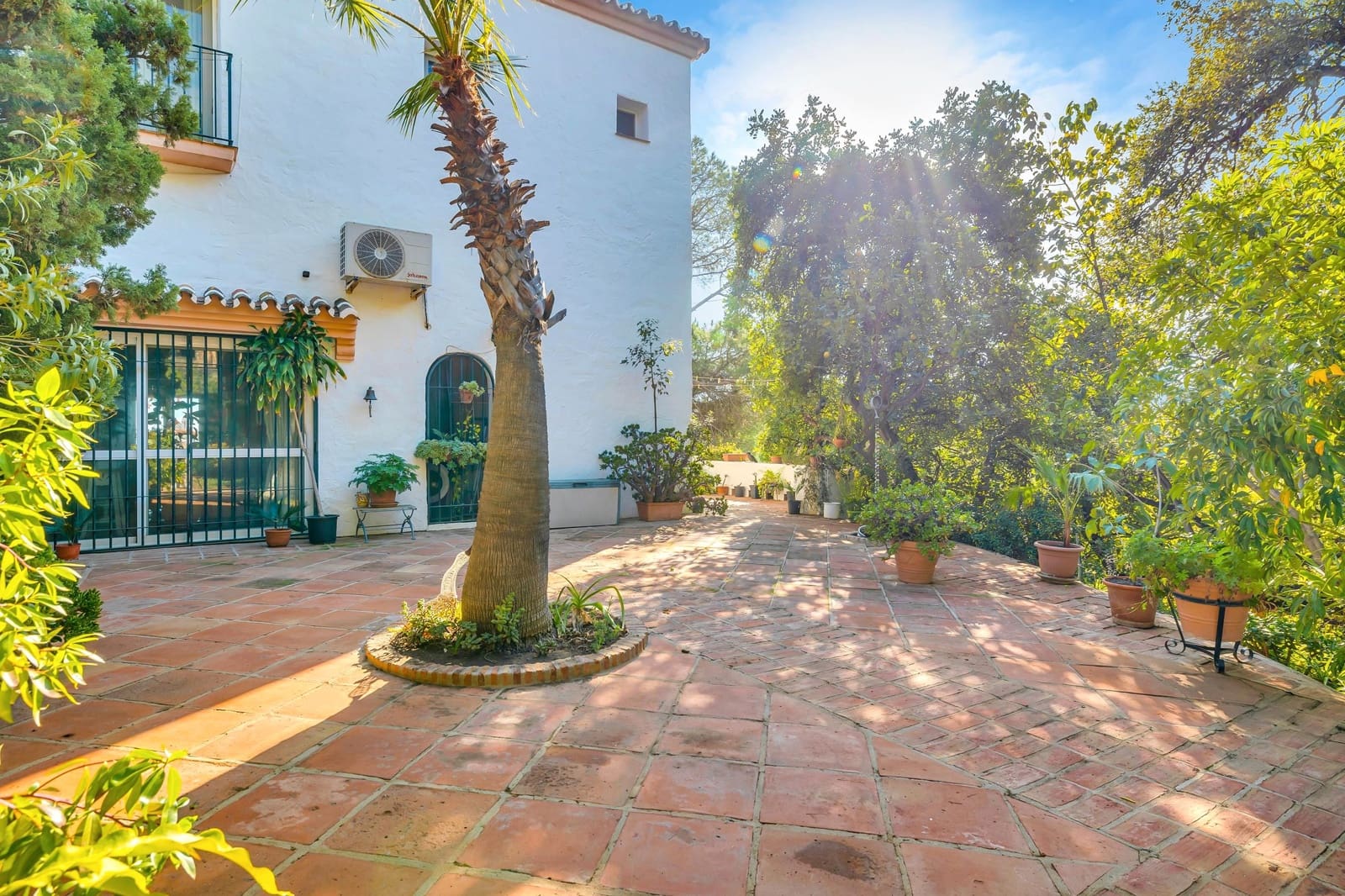 5 bedroom Villa for sale in Estepona with pool - € 1,175,000 (Ref: 8044334)