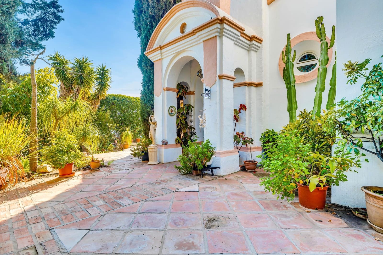 5 bedroom Villa for sale in Estepona with pool - € 1,175,000 (Ref: 8044334)