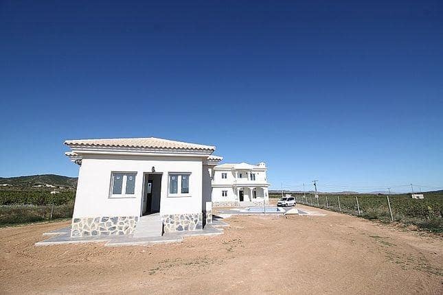 4 bedroom Villa for sale in Pinoso with pool garage - € 375,000 (Ref: 9271223)