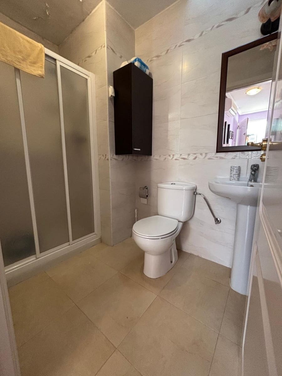 4 soverom Kjedet enebolig til salgs i Torrevieja med svømmebasseng - € 169 900 (Ref: 9469047)