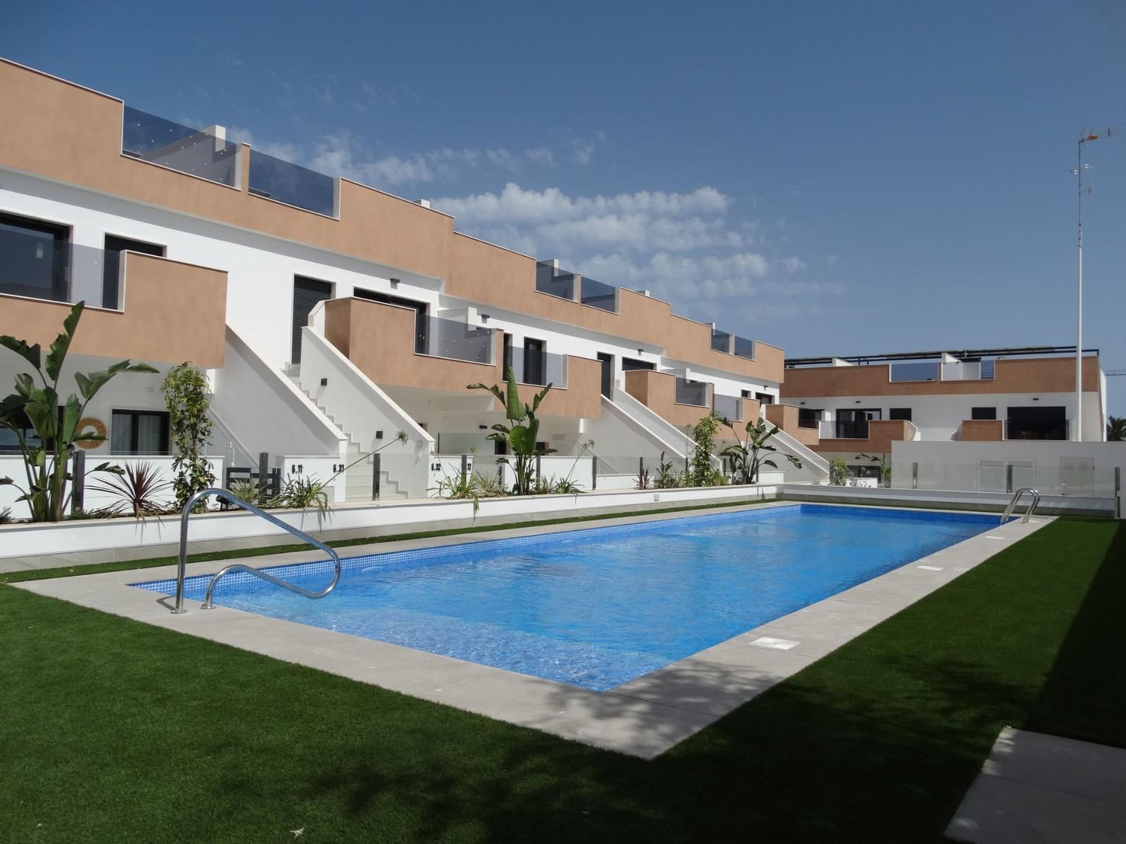 Bungalow de 3 habitaciones en Pilar de la Horadada en venta con piscina garaje - 285.000 € (Ref: 9538512)