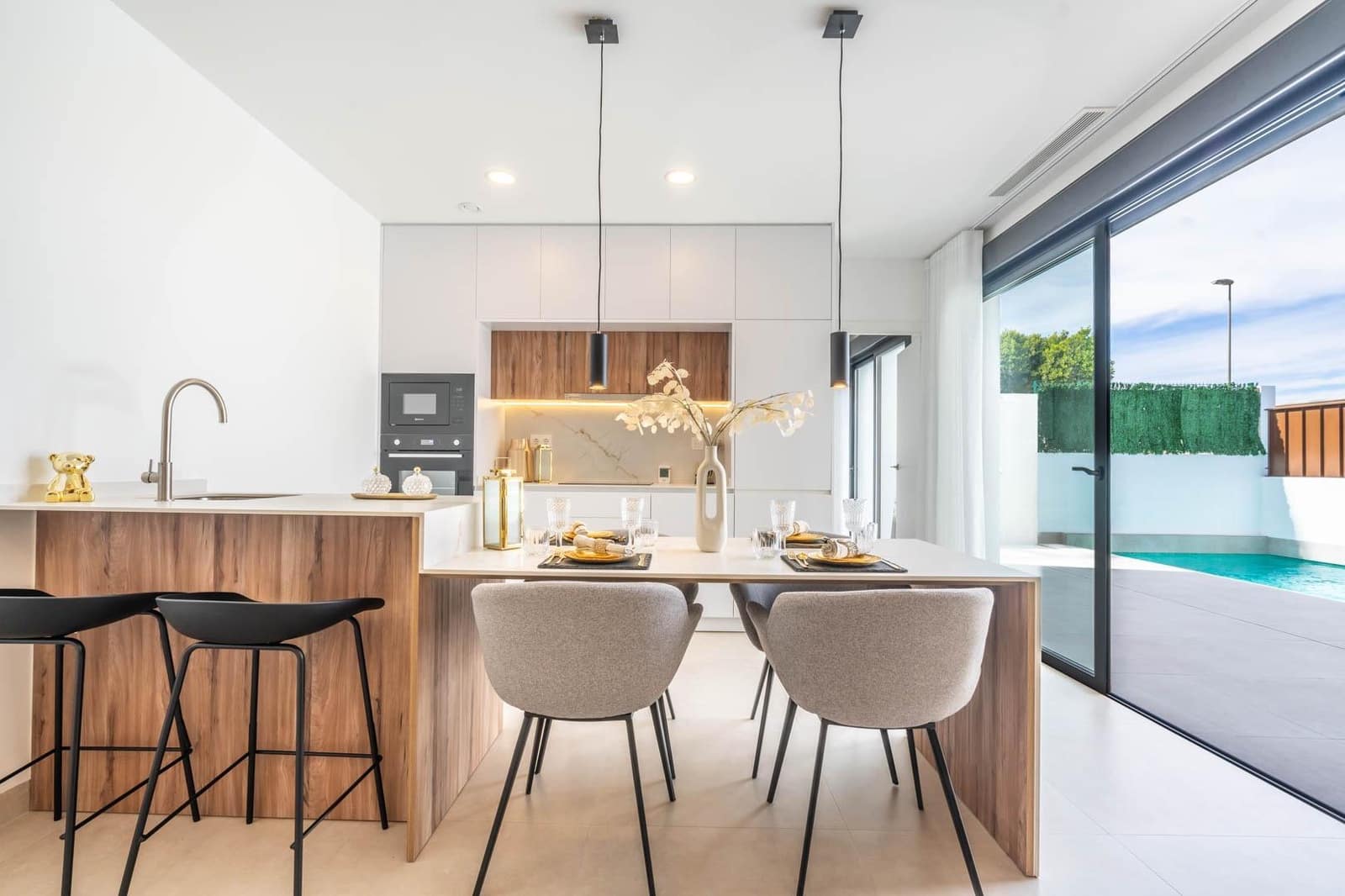 3 slaapkamer Villa te koop in Roldan met zwembad garage - € 379.950 (Ref: 9580591)