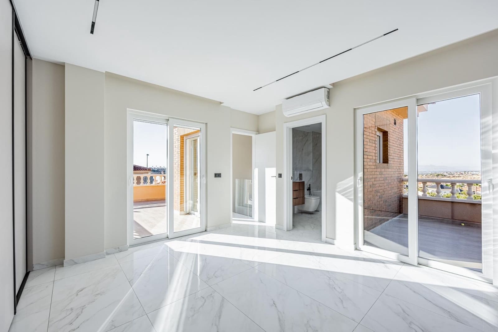 4 Zimmer Villa zu verkaufen in Ciudad Quesada mit Pool Garage - 499.000 € (Ref: 9638221)