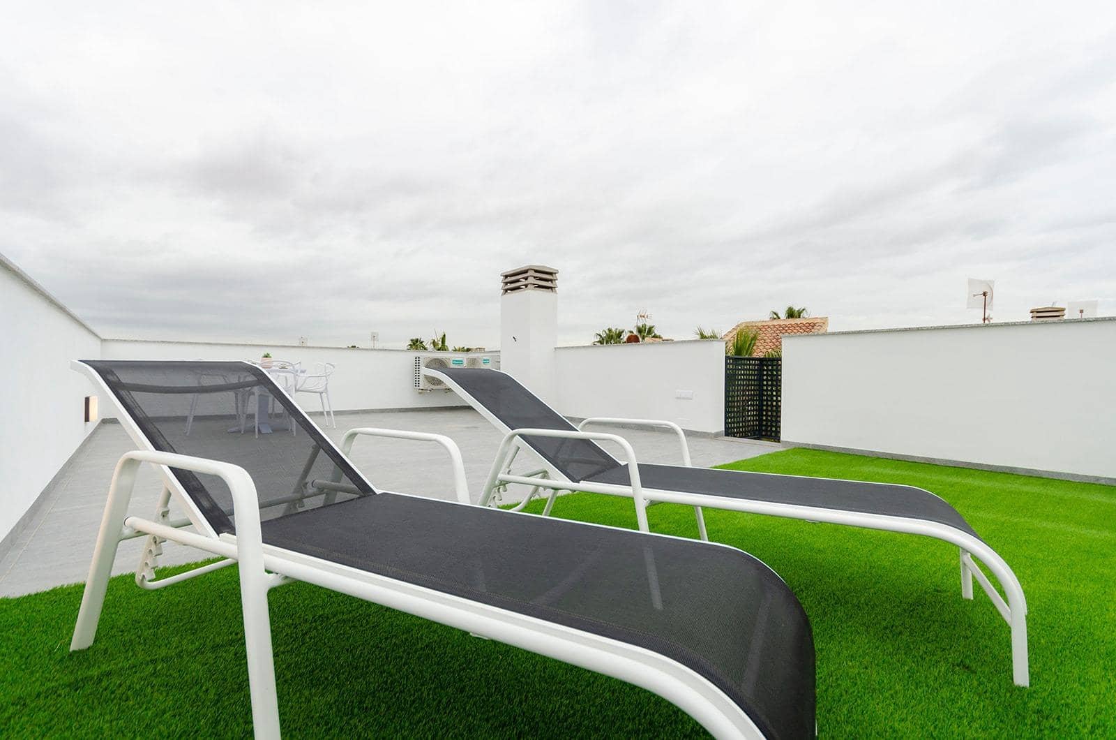 Chalet de 3 habitaciones en Torrevieja en venta con piscina garaje - 424.000 € (Ref: 9653503)