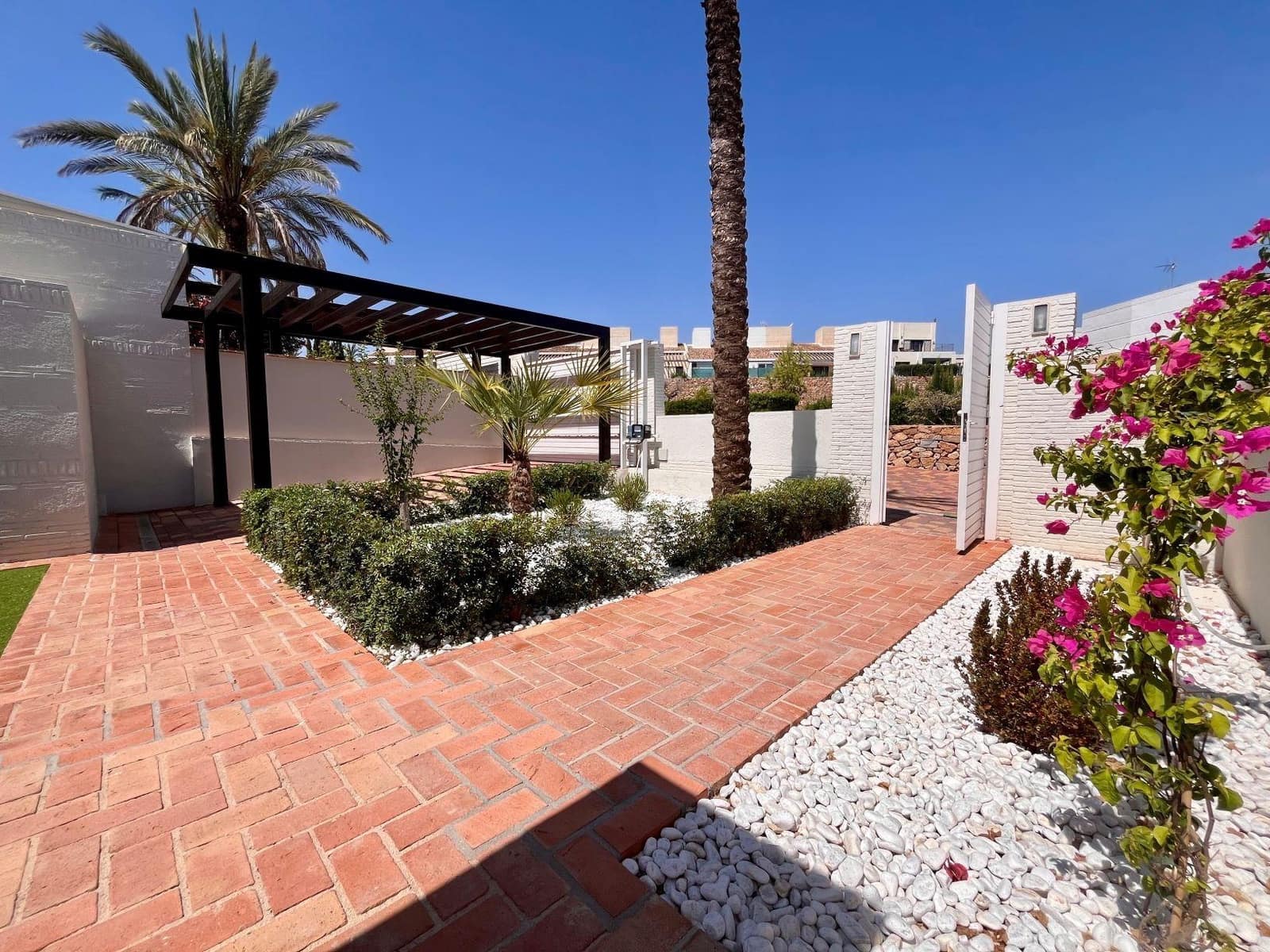 2 soveværelse Byhus til salg i La Peraleja Golf Resort med swimmingpool garage - € 298.000 (Ref: 9773807)