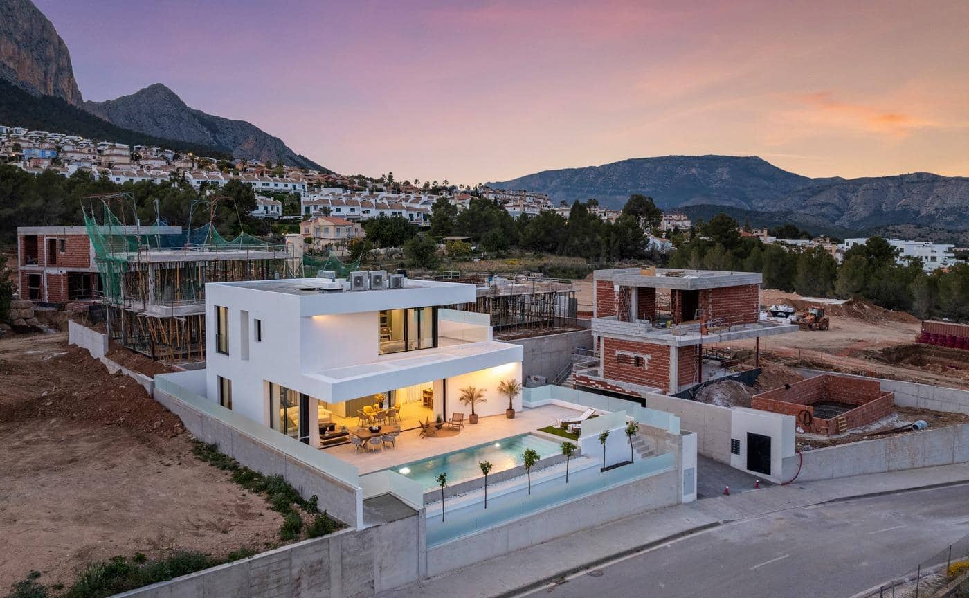 4 bedroom Villa for sale in Polop with pool garage - € 755,000 (Ref: 9803604)