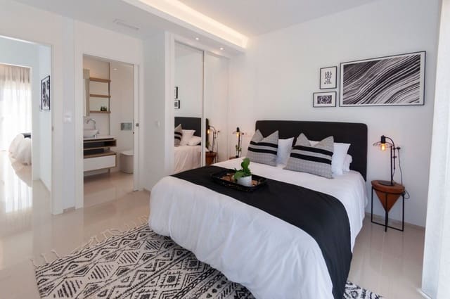 3 soveværelse Villa til salg i Los Alcázares med swimmingpool - € 544.841 (Ref: 9827187)