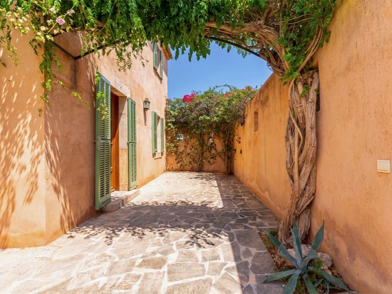 3 bedroom Villa for sale in Es Llombards with pool garage - € 1,800,000 (Ref: 10035122)