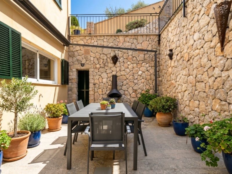 3 bedroom Villa for sale in Alaro with pool garage - € 1,850,000 (Ref: 10148499)