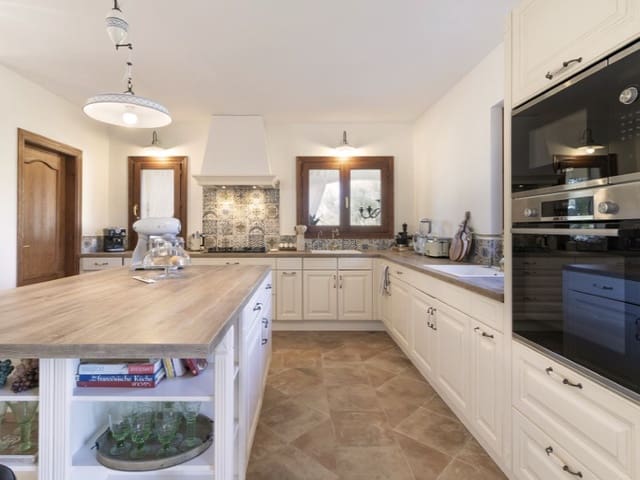 3 slaapkamer Finca/Landhuis te koop in Muro - € 1.780.000 (Ref: 7938238)