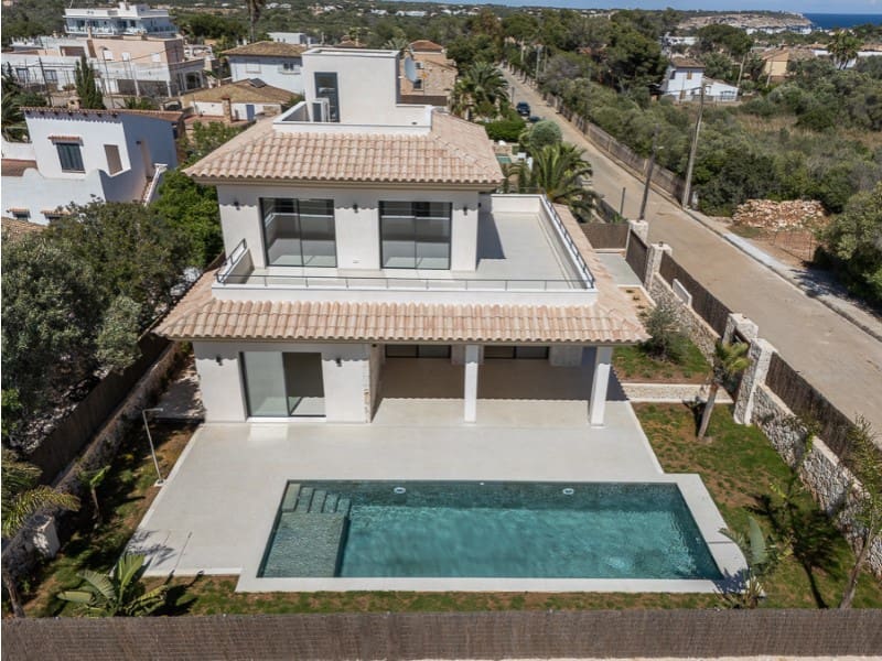 3 bedroom Villa for sale in Cala Llombards with pool - € 1,590,000 (Ref: 9200761)