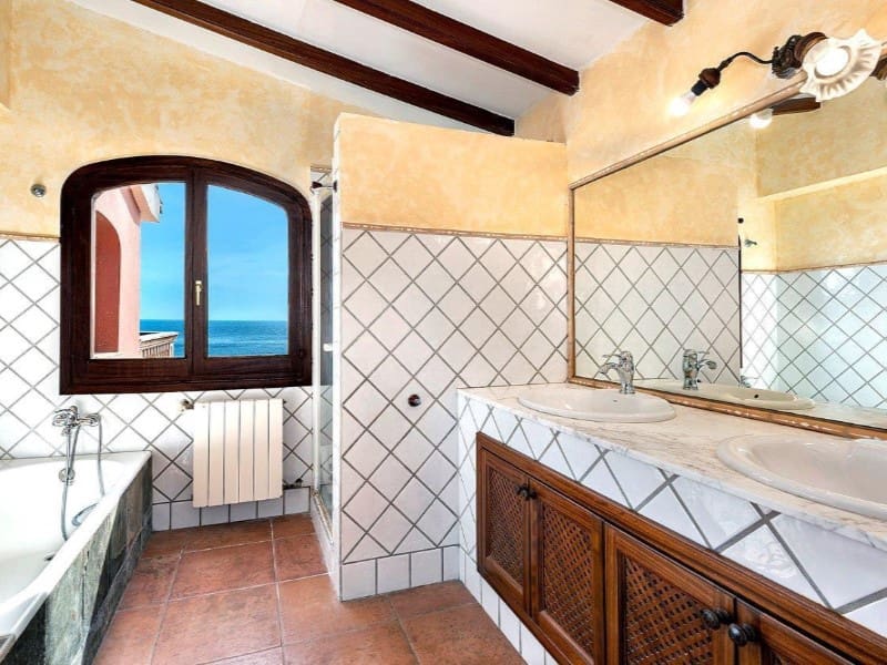 4 makuuhuone Huvila myytävänä paikassa Es Camp De Mar / El Camp De Mar mukana uima-altaan 
autotalli - 4 725 000 € (Ref: 9430998)