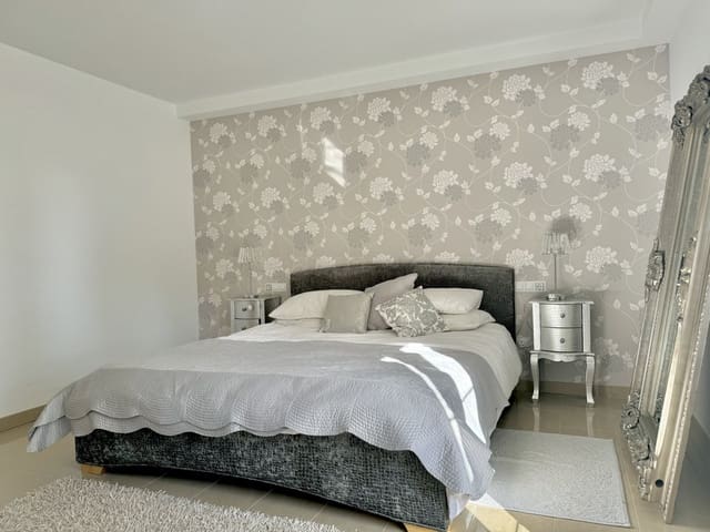 2 bedroom Flat for sale in Santa Ponsa, Calvià - € 750,000 (Ref: 9002530)