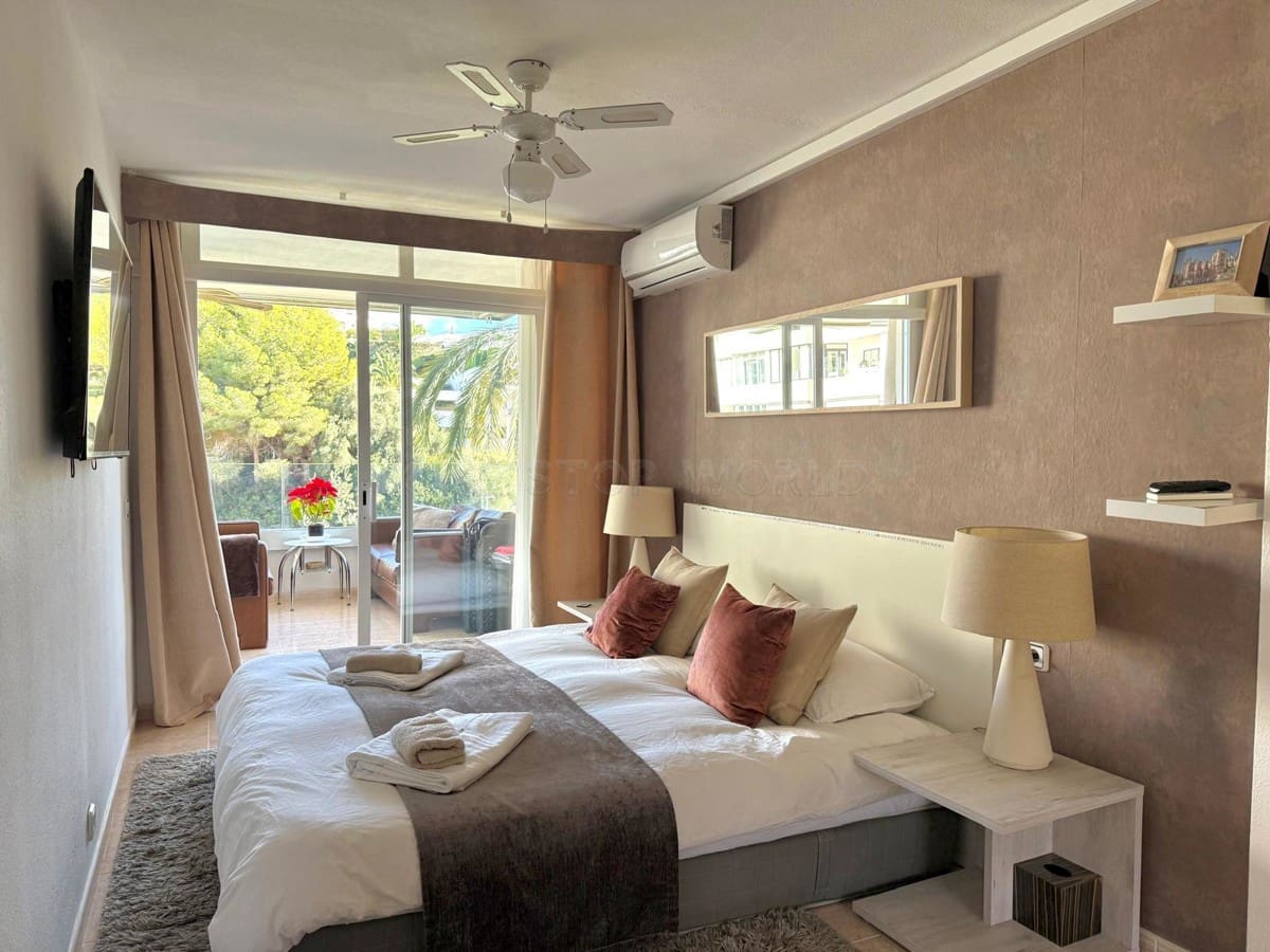 Piso de 2 habitaciones en Portals Nous en venta con piscina - 900.000 € (Ref: 9002552)