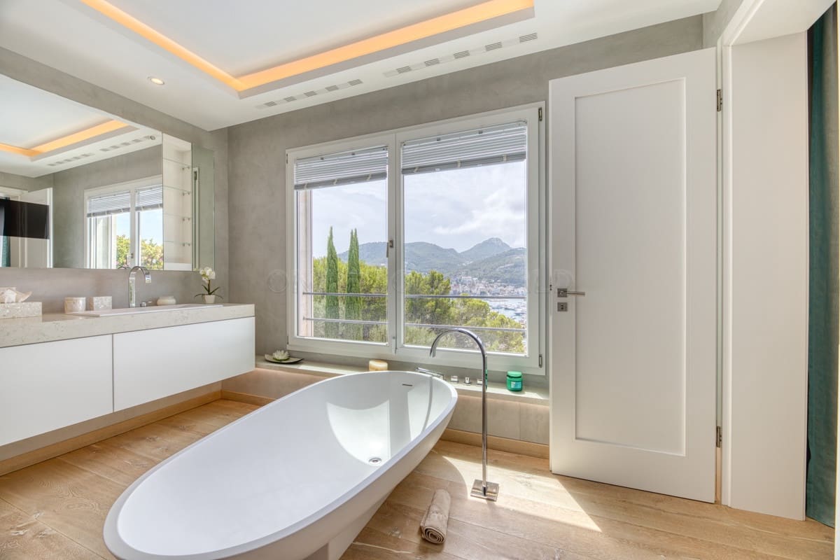 5 bedroom Villa for sale in Puerto de Andratx - € 9,900,000 (Ref: 9002559)