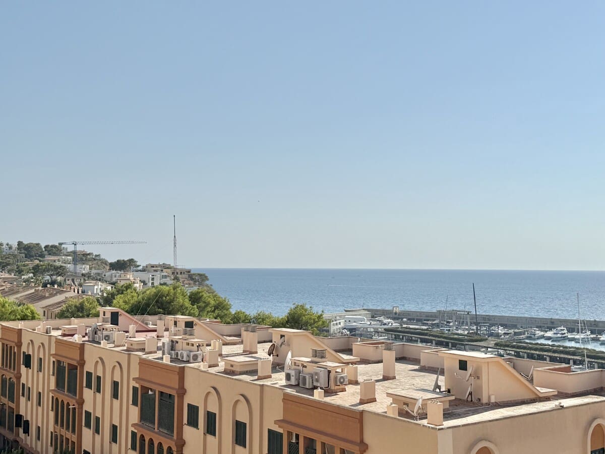 Penthouse til leje i El Toro / Port Adriano - € 1.800 (Ref: 9161979)