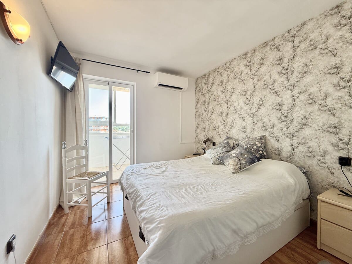 Penthouse til leje i El Toro / Port Adriano - € 1.800 (Ref: 9161979)